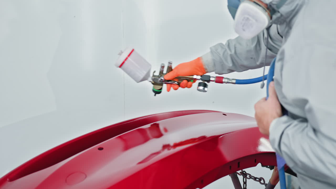pintura de parachoques de automóviles en un taller de reparación