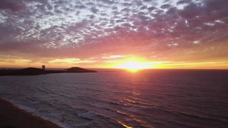 Sunburst-seascape-with-a-mackerel-sky,-Mazatlan-Mexico