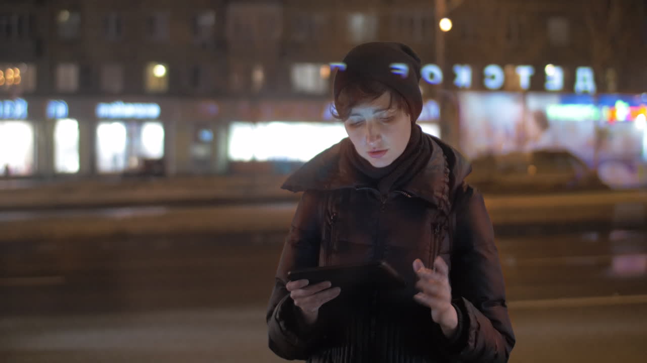 그녀는 항상 태블릿 컴퓨터를 가지고 있습니다.