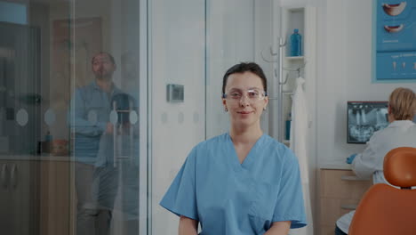 Retrato-De-Enfermera-De-Odontología-Con-Uniforme-Y-Gafas-Protectoras