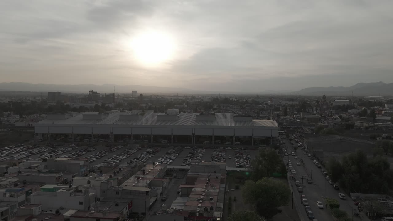Tramonto sulla stazione di Cuautitlán del treno suburbano del Messico