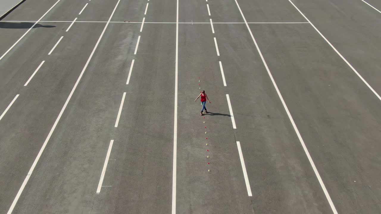 롤러 스케이팅, 슬라롬, 크리스 크로스, 여자가 야외에서 롤러스케이팅을 하고 있습니다.