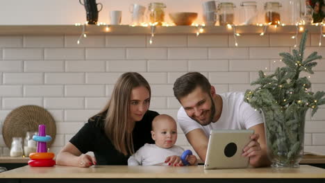 Los-Padres-Con-Un-Niño-Jugando-Con-Una-Tableta-Digital.