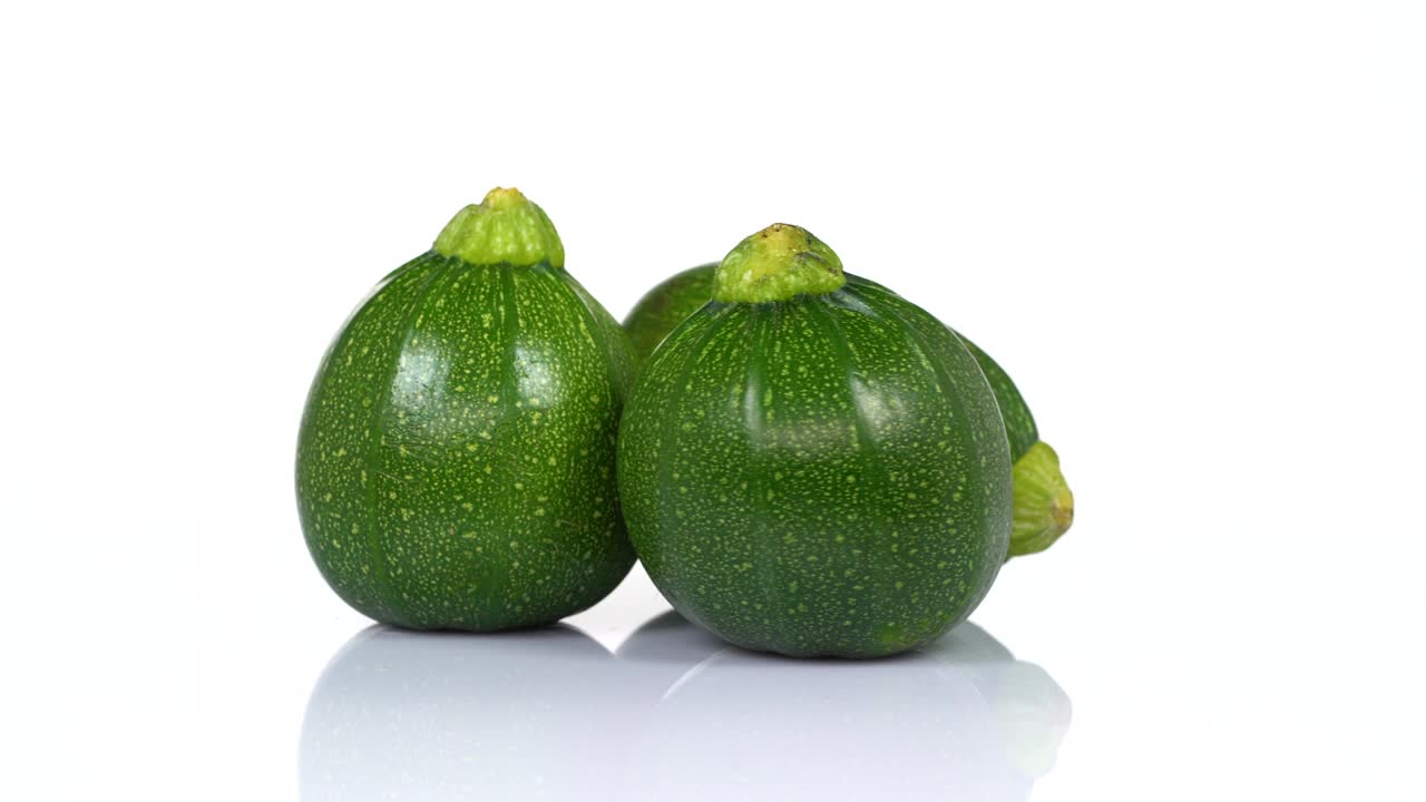 바탕 에 회전 하는 zucchini