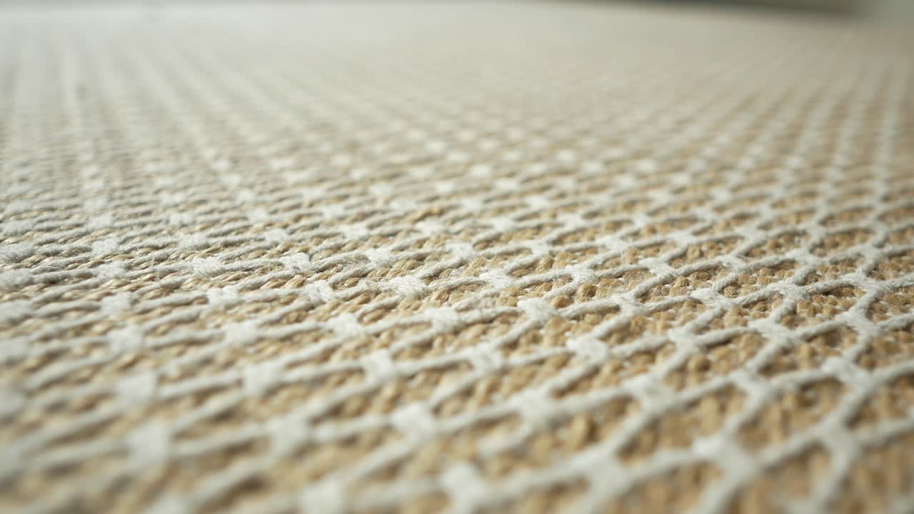 vista de cerca de una alfombra tejida de color marrón claro