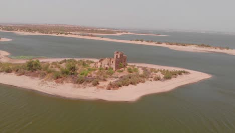 Drone-Captura-Una-Vista-Aérea-De-La-Impresionante-Presa-De-Chotiari-En-El-Distrito-De-Sanghar,-Sindh,-Pakistán