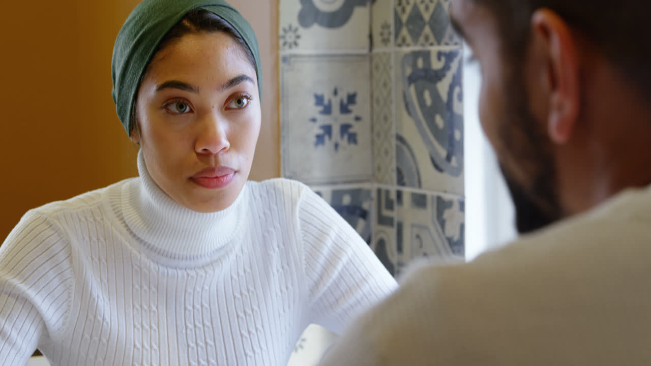 pareja interactuando entre sí en el café 4k