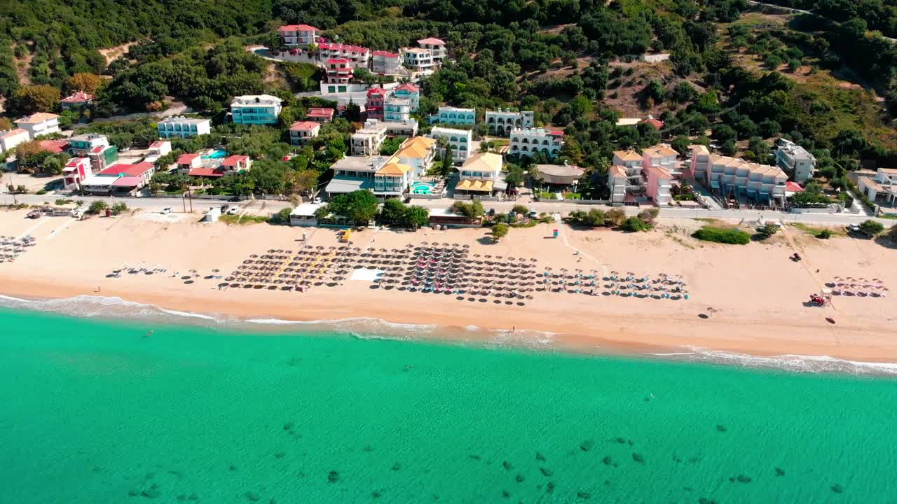 드론이 그리스의 아름다운 해변을 날다