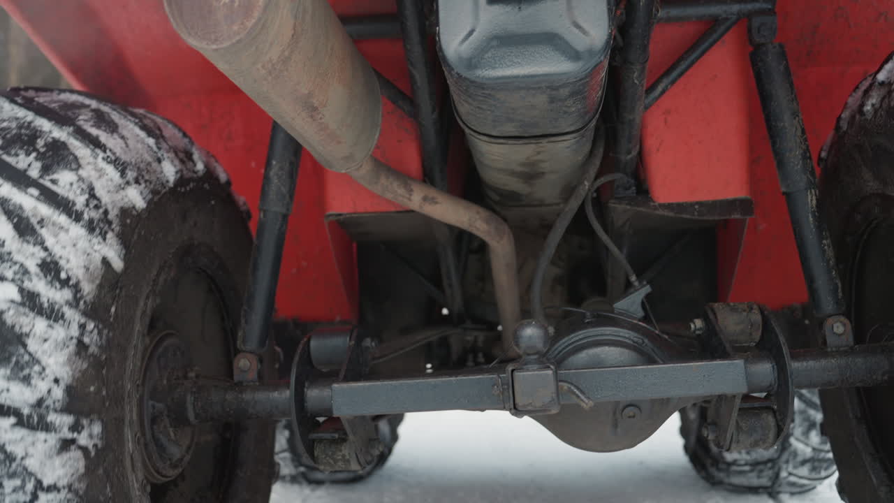 Veicolo fuoristrada con funzionalità di utilità. Configurazione di veicolo all-terrain per compiti gravosi. Veicolo da lavoro utility assemblato per operazioni su strade innevate con caratteristiche durevoli e un aspetto robusto.