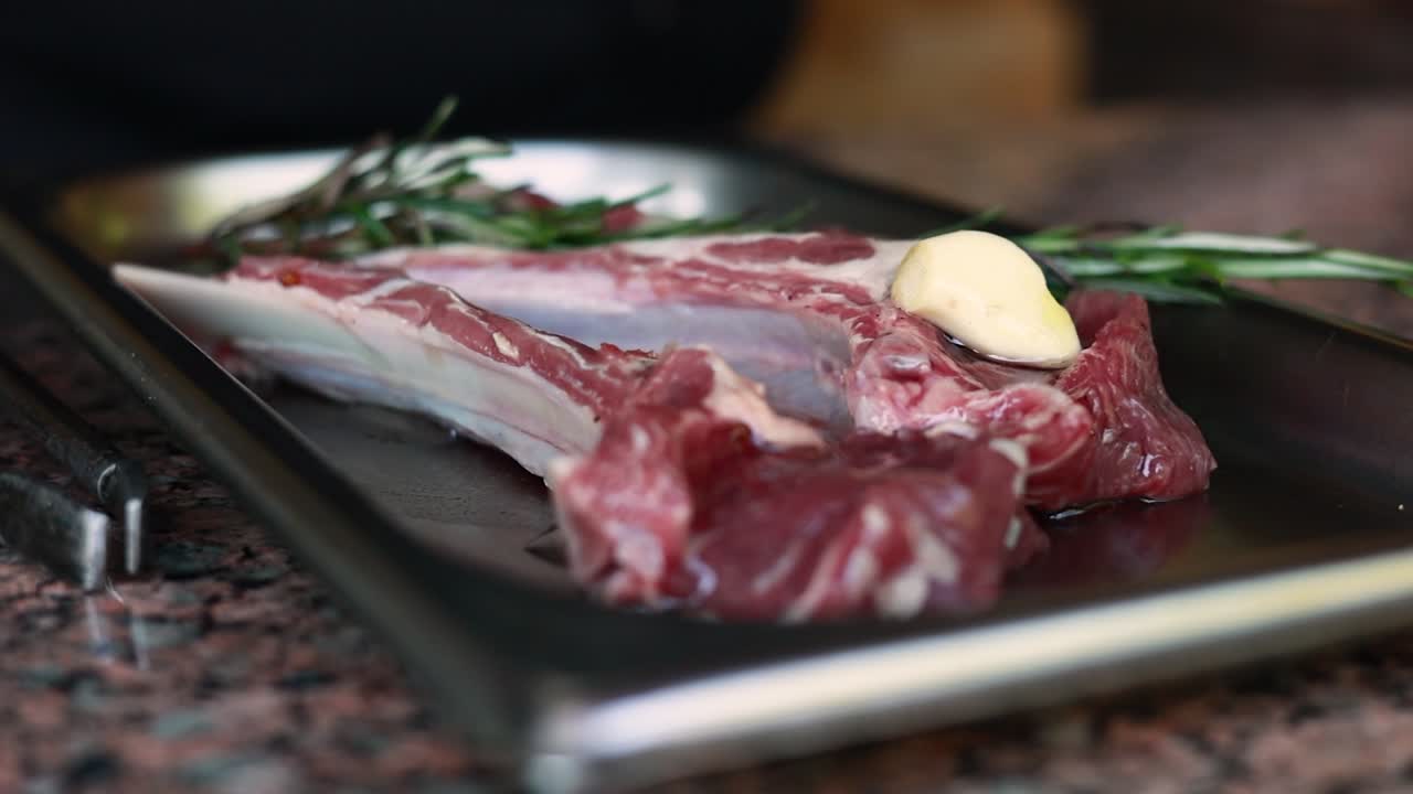 preparación de costillas de cordero crudas