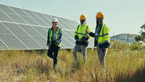 Personas,-Ingenieros-Y-Paneles-Solares-Para-El-Medio-Ambiente.