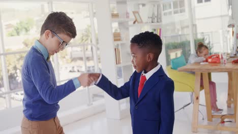niños como ejecutivos de negocios estrechándose la mano 4k