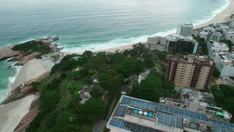 Luftorbit-Gebäude-Mit-Sonnenkollektoren-In-Der-Nähe-Des-Arpoador-Steins-In-Rio-De-Janeiro,-Ipanema,-Brasilien,-üppige-Vegetation