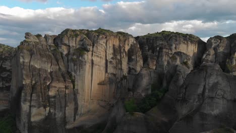 las rocas de meteora, kalabaka, grecia. panorámica aérea