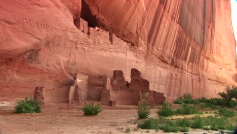 canyon de chelly國家紀念碑 1的懸崖住宅的長距離拍攝