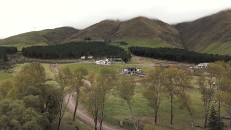 Weekend-houses-viewed-by-drones-in-the-beautiful-green,-short-grass-mountains-of-Tafí-del-Valle,-Tucumán,-Argentina