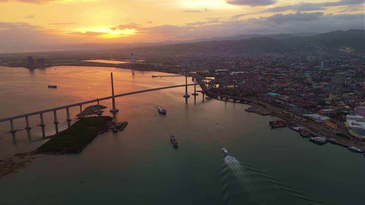 Splendida veduta aerea con drone del tramonto sul ponte CCLEX a Cebu, Filippine