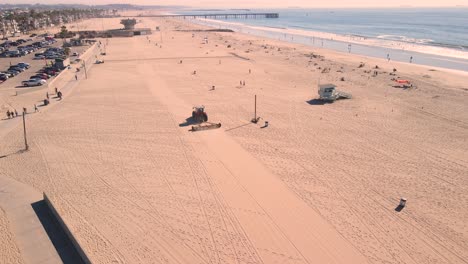 imágenes aéreas de la playa de venecia. bicicletas y corredores