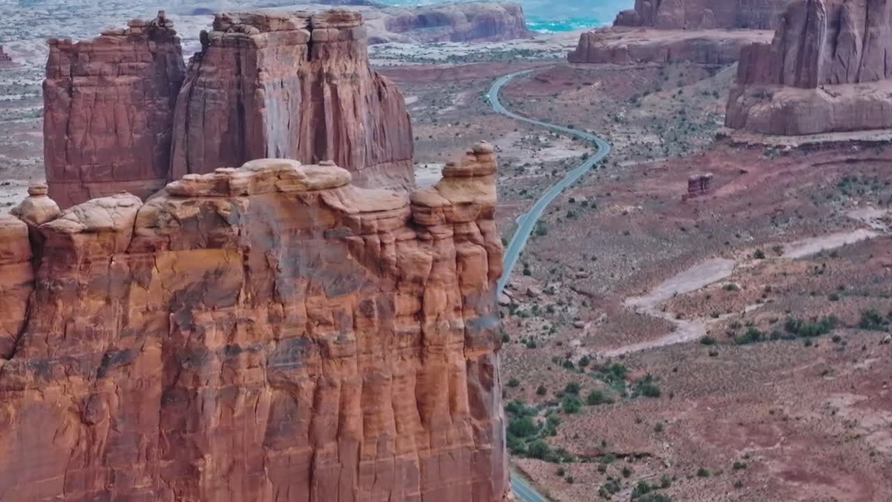 Veien slynger seg gjennom Moab-dalen i Utahs enorme landskap.