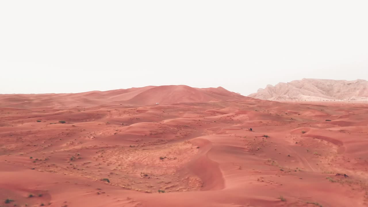 4K Videoer, droneopptak av tørr ørken i Sharjah med sandbølger, geologisk landskap av høydyneørken i De forente arabiske emirater