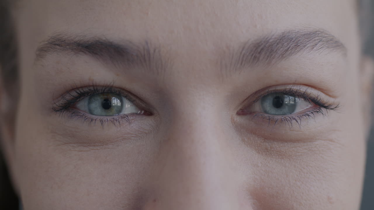 여자 눈의 가까운 곳