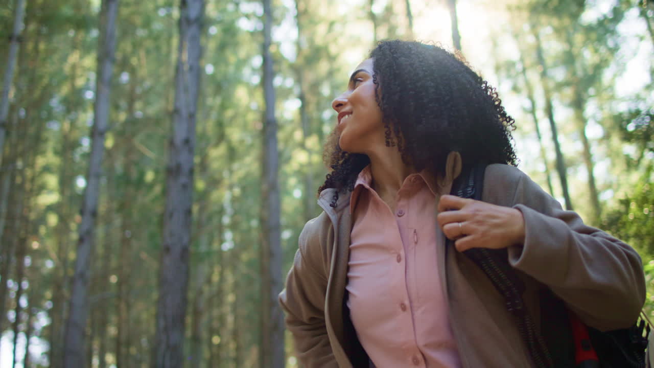 mujer caminando en un bosque