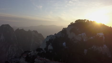 Überflug-über-Die-Granitgipfel-Des-Mt.-Huashan,-Während-Sich-Die-Goldene-Sonne-Hinter-Den-Gipfel-Bewegt