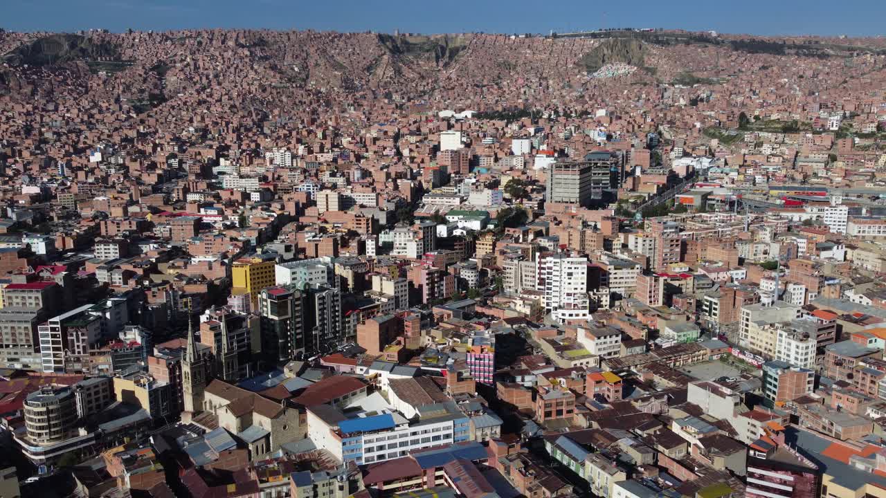 aérea: la moderna ciudad de oruro en un cuenco poco profundo en las montañas bolivianas