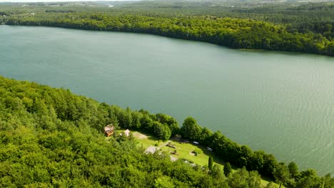 Luftaufnahme-Des-Radunskie-sees-Mit-Blick-Auf-Private-Villen-Am-Flussufer