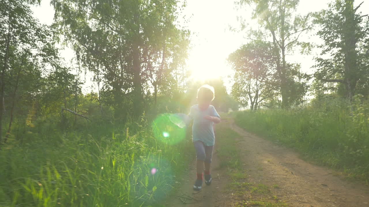 niño corriendo con la red de escavación