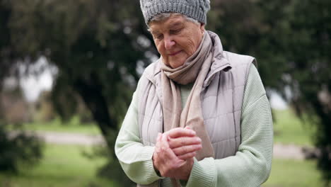 mujer vieja, manos y dolor con artritis