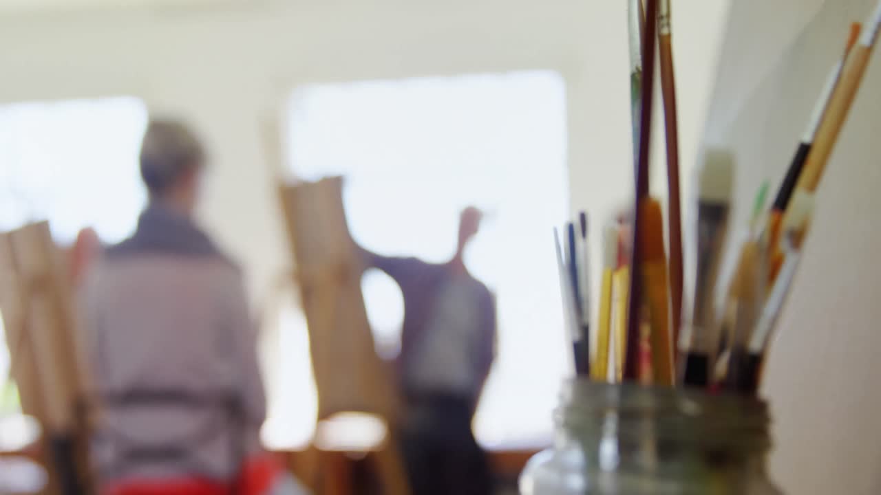 primer plano del pincel en el frasco 4k