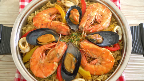 Paella-De-Marisco-Con-Gambas,-Almejas,-Mejillones-Sobre-Arroz-Con-Azafrán---Estilo-De-Comida-Española