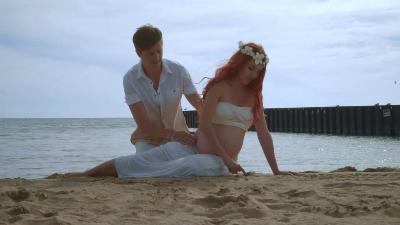 беременная пара целуется. муж целует беременную жену. беременная женщина