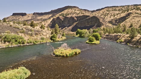 deschutes river oregon aerial v65 drone bajo vuela sobre el río serpenteante capturando los campamentos a orillas del río y el hermoso paisaje del cañón de frog springs durante el día - filmado con mavic 3 cine - agosto 2022