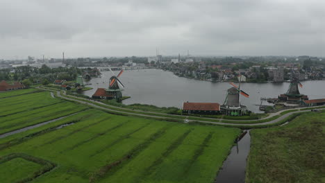 vista aérea de los antiguos molinos de viento de madera holandeses de zaanse schans, países bajos