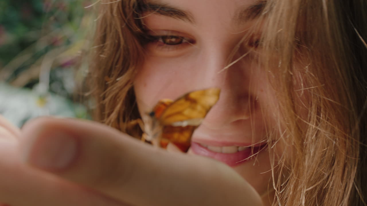 adolescente feliz sosteniendo mariposa aprendiendo insecto hábitat natural disfrutando de la naturaleza en el santuario de vida silvestre zoológico 4k