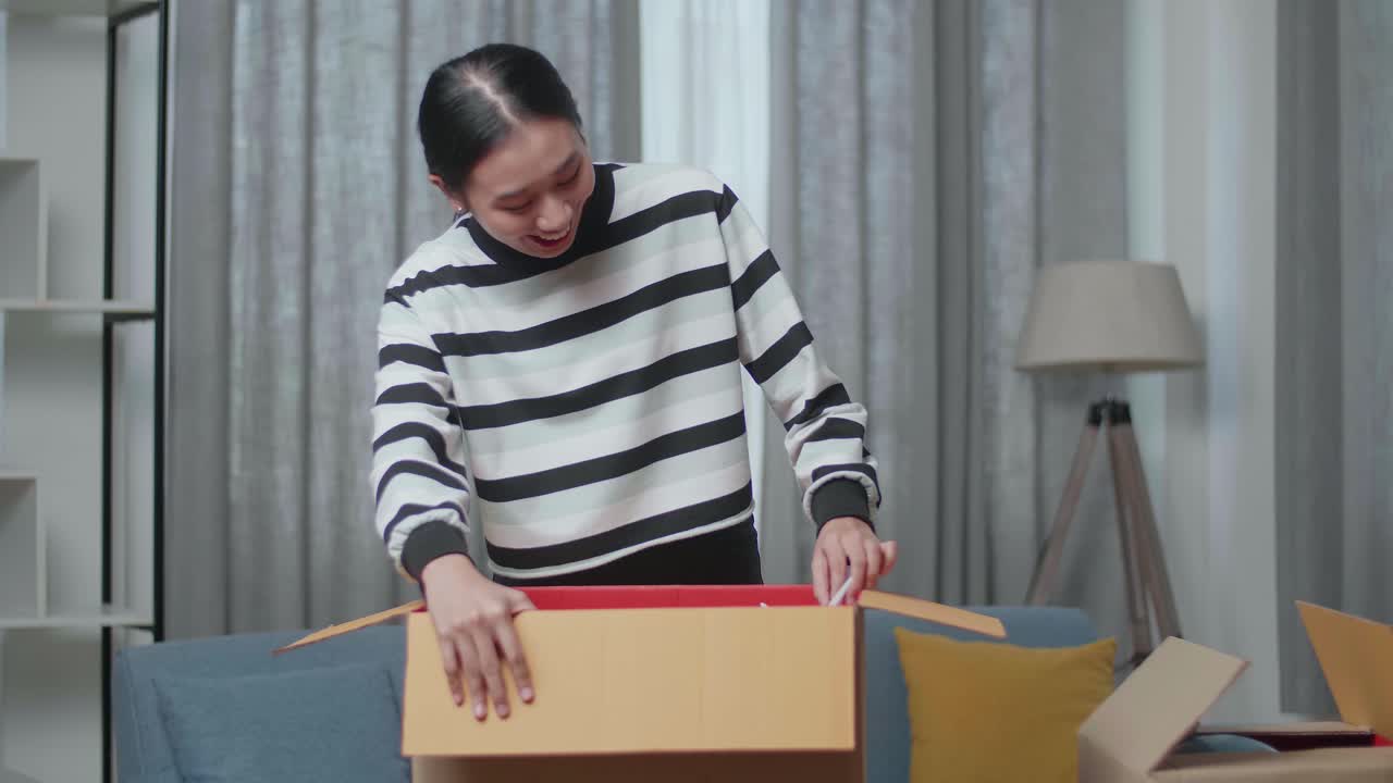 흥분 한 여자 가 풍력 터빈 모델 을 풀고 놀고 있다