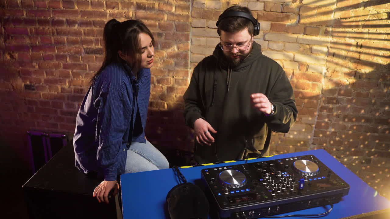 hombre trabajando como dj