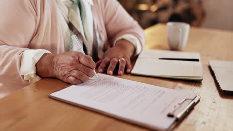 mujer mayor firmando un documento