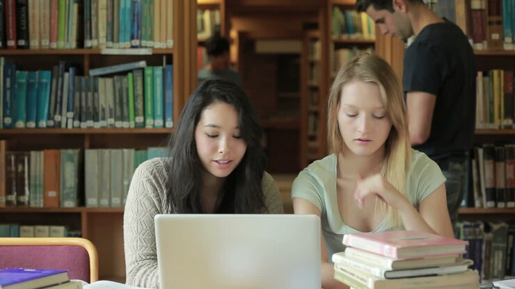 Studenti seduti che guardano un laptop