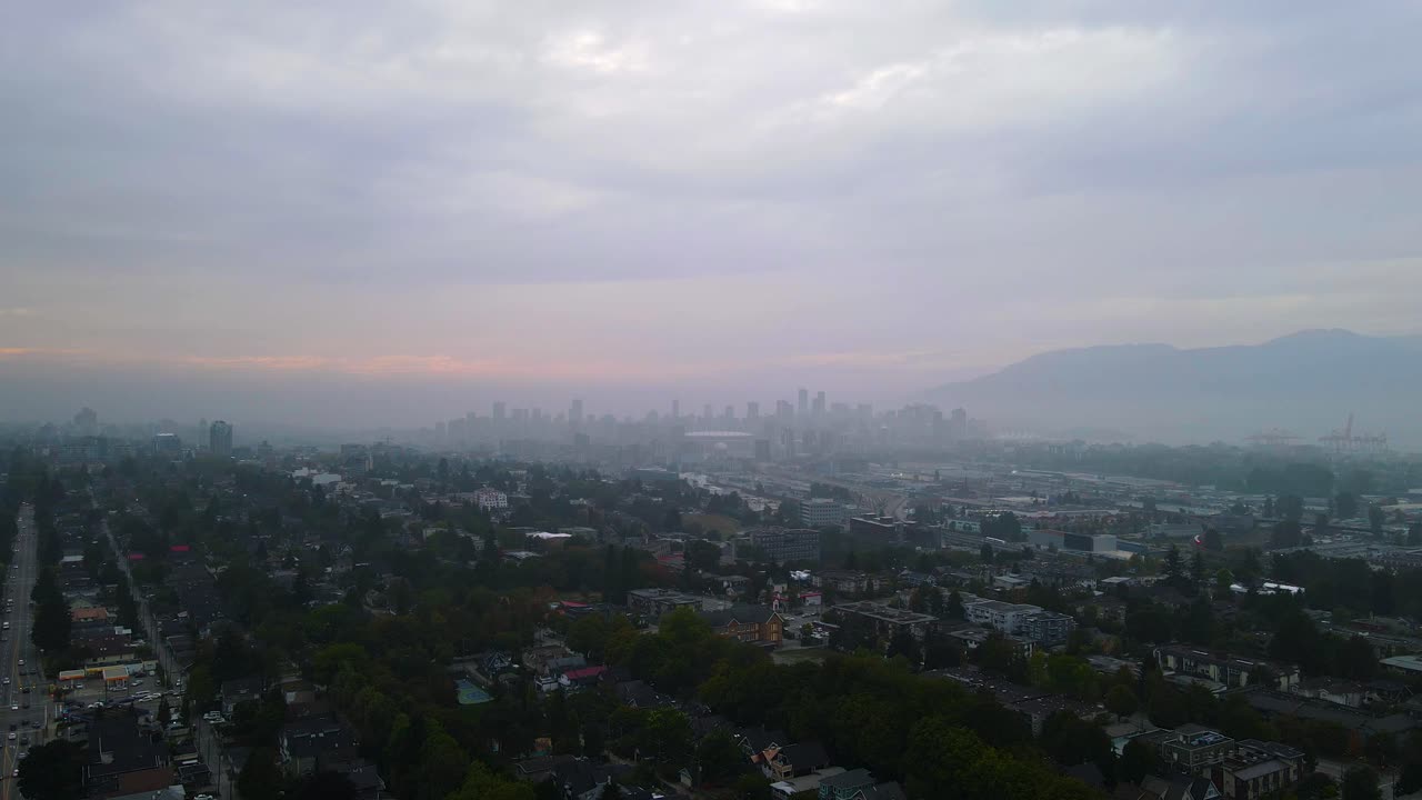 밴쿠버 시내 스카이라인, 흐릿한 저녁 일몰에 공중 설정