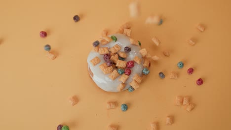 decoración de rosquillas blancas frescas con dulces coloridos, vista de arriba hacia abajo