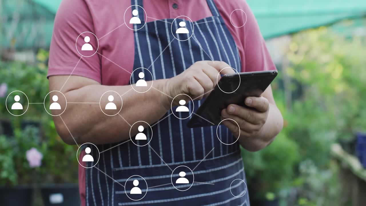 animación de la red de conexiones con iconos sobre el hombre caucásico usando tableta