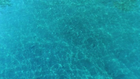 Super-Sauberes-Und-Transparentes-Blaues-Seewasser