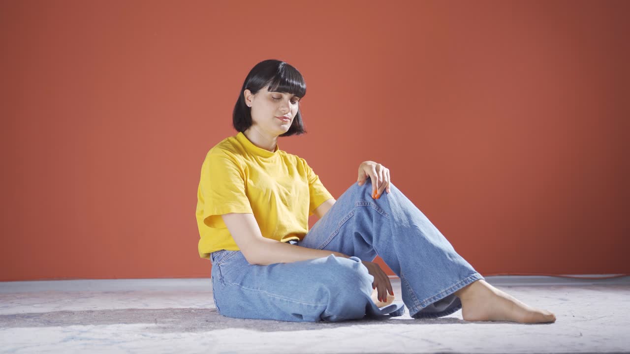 여성은 무능하다고 느끼고 화가 납니다.