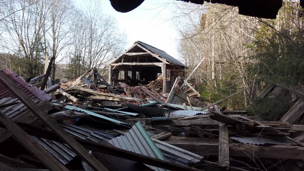 오래된 썩어가는 유서 깊은 사유지에서 버려진 폐허, 오래된 나무, 금속의 폐쇄