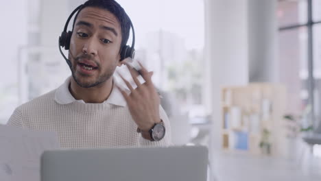 hombre de negocios confiado usando una computadora portátil