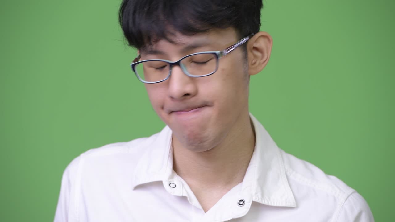 젊은 아시아 사업가들은 지루함을 느다.