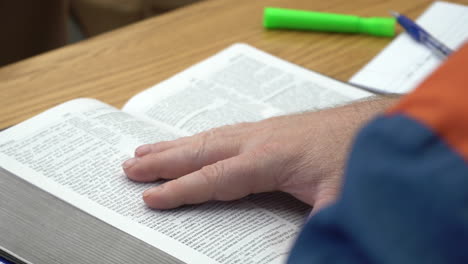 Preso-Caucásico-Blanco-En-Prisión-Leyendo-La-Biblia-Mientras-Está-Tras-Las-Rejas-Y-Encarcelado